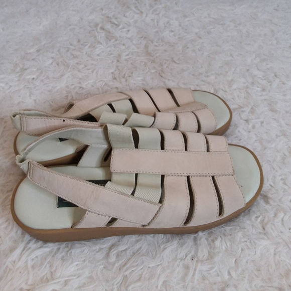 3/$30 Red Cross Comfort Fit Landscape beige canvas and leather sandals sz 7.5M - Picture 3 of 10